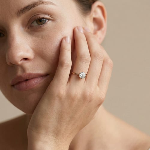 Verlobungsring aus Gold in Haselnussfarbe mit einem Diamanten Birdie