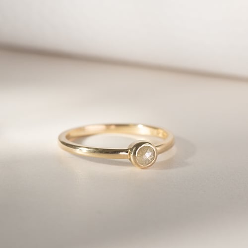 Minimalistischer Ring mit einem Salt and Pepper Diamanten Emilien