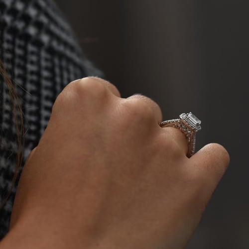 Verlobungsring mit Diamant im Smaragdschliff Farida