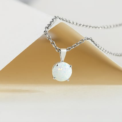 Weißer Opal im goldenen Anhänger Icy