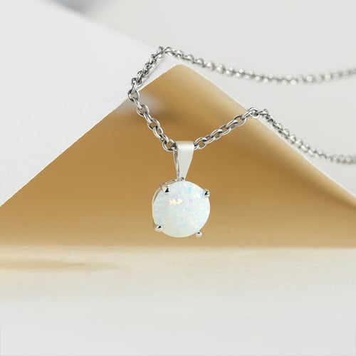 Weißer Opal im goldenen Anhänger Icy