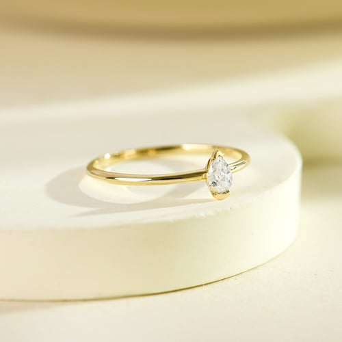 Minimalistischer Goldring mit einem Lab Grown Diamanten in Birnenform Valentin