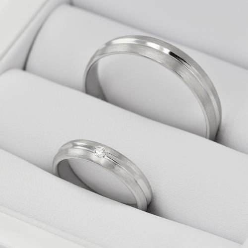 Goldene Eheringe mit Diamant Dellai