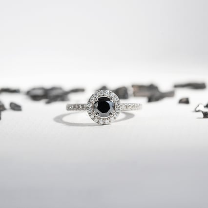 Hallo-Ring mit schwarzem Moissanit und Lab Grown Diamanten Kerau