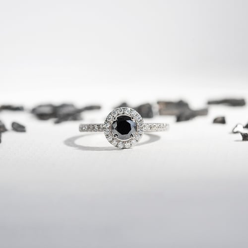 Hallo-Ring mit schwarzem Moissanit und Lab Grown Diamanten Kerau