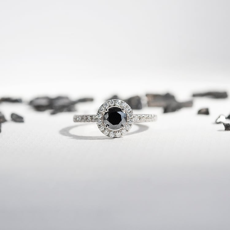 Hallo-Ring mit schwarzem Moissanit und Lab Grown Diamanten Kerau 110034