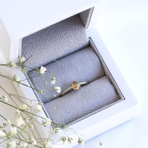 Perfekter Verlobungsring mit gelbem Pear Diamant Natela