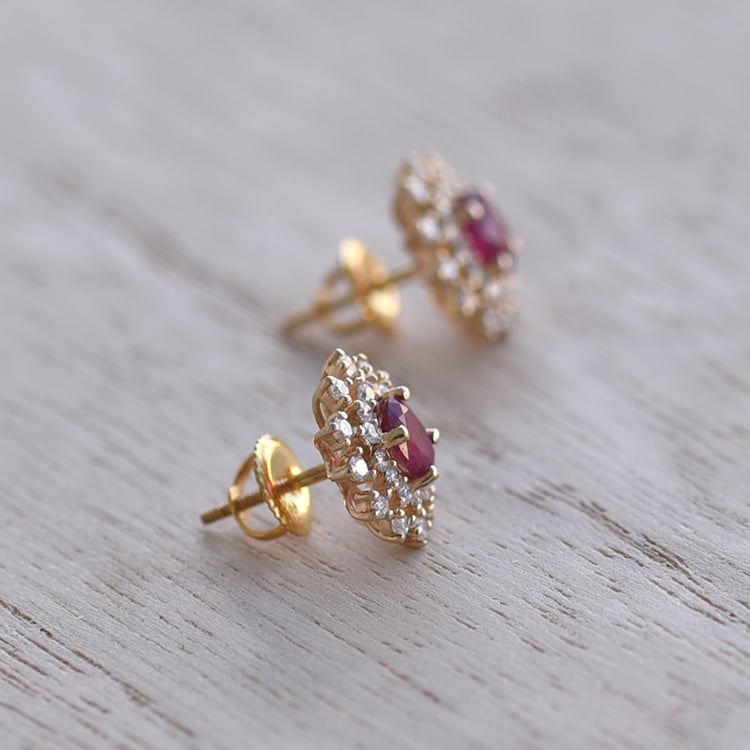 Goldene Ohrringe mit Rubinen und Diamanten 58735