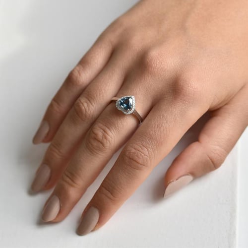 Goldring mit Topas in Hertform und Diamanten Connelly