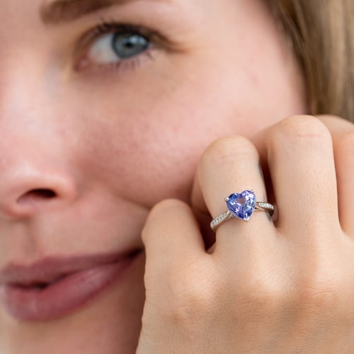 Verlobungsring mit Tansanit und Diamanten Danine
