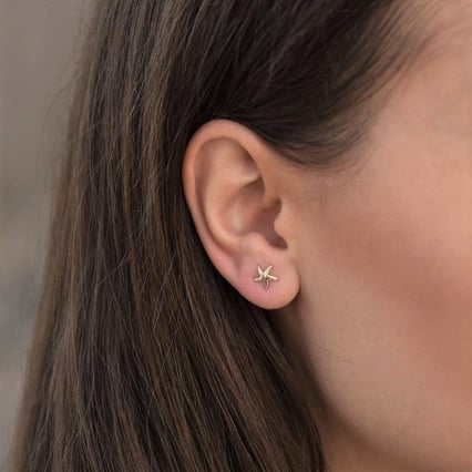 Goldene Seesterne in Ohrsteckern Arionela