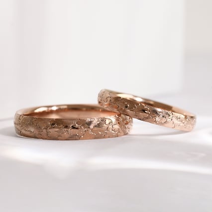 Eheringe mit von Hand gravierten Wolken Clouds