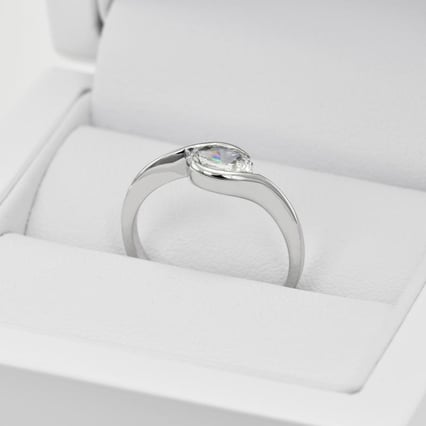 Verlobungsring mit 0.35ct ovalem Diamant Joella