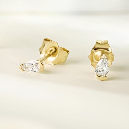 Minimalistische goldene Ohrstecker mit birnenförmigen Lab Grown Diamanten Ronja