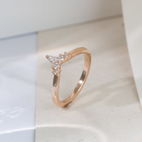 Ehering in V-Form mit Diamanten Joni