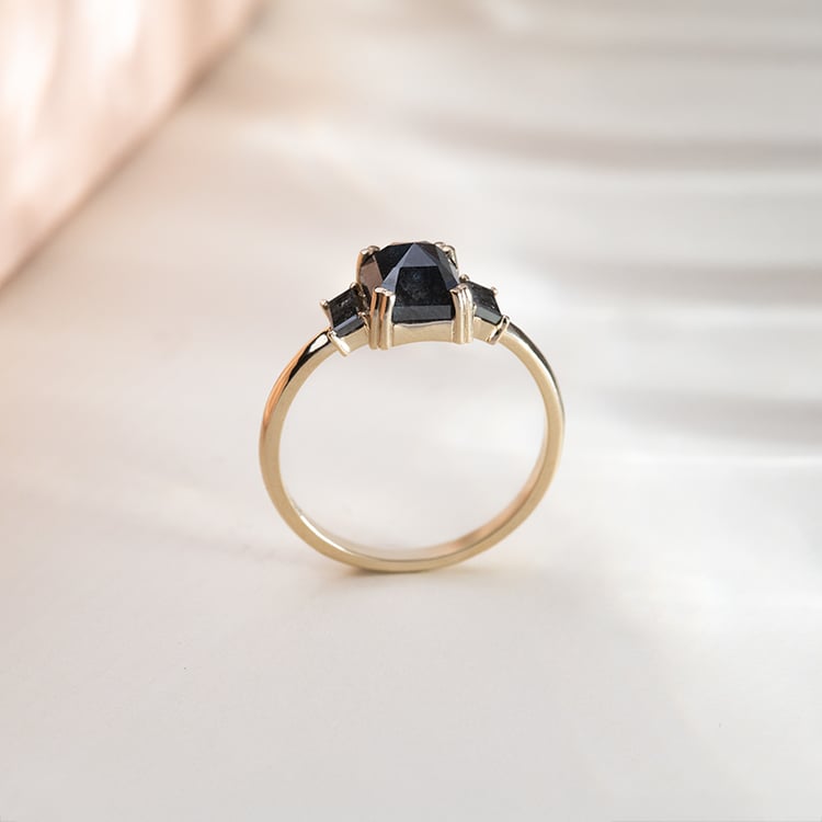 Goldener Ring mit Oktogon und Baguette Salt and Pepper Diamanten Veli 152007