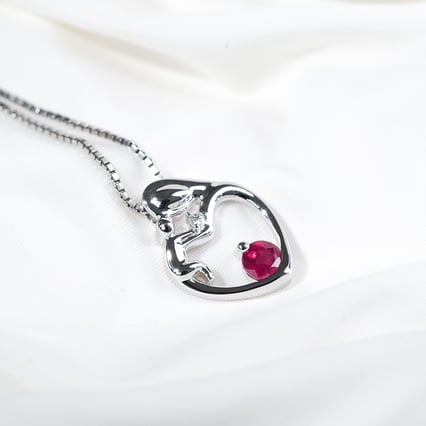 Anhänger in Herzform Mutter und Kind mit Rubin und Diamant Ella