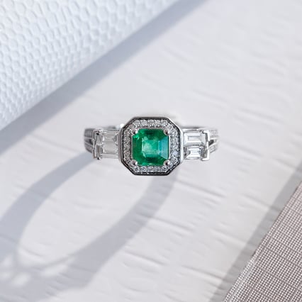 Goldener Smaragdring mit Diamanten Carli