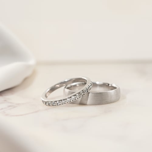 Eheringe aus Eternity-Ring mit Lab Grown Diamanten und einem breiten Komfort-Ring Amire