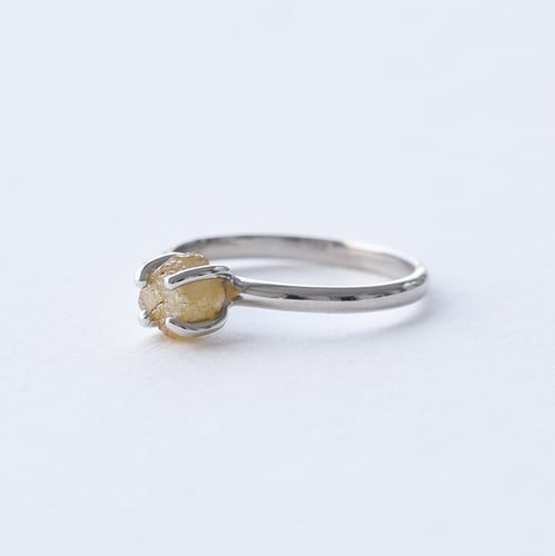 Goldring mit ungeschliffenen Diamant in gelb Nemy