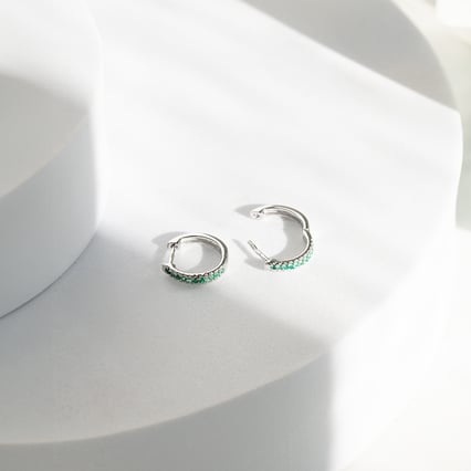 Elegante runde Ohrringe mit Smaragden Gomati