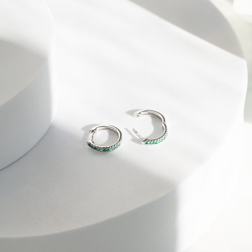 Elegante runde Ohrringe mit Smaragden Gomati