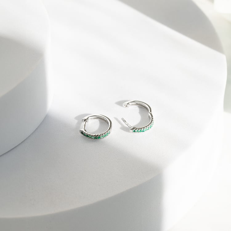 Elegante runde Ohrringe mit Smaragden Gomati 145648