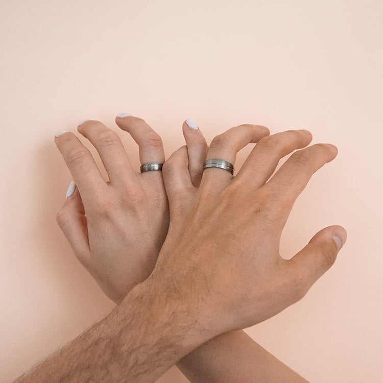 Eheringe aus Titan mit Diamanten Carys 107527