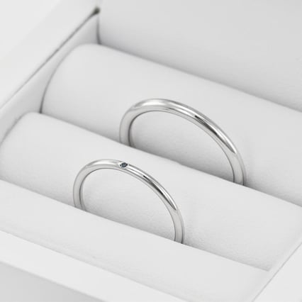 Schlichte Eheringe aus Gold mit blauem Diamant Alays