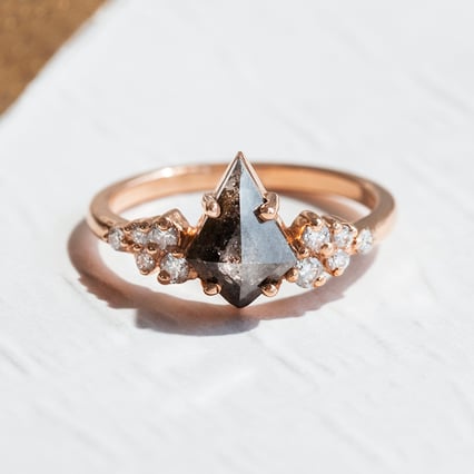 Ring mit einem Salt and Pepper Diamanten in Kite-Form Bret