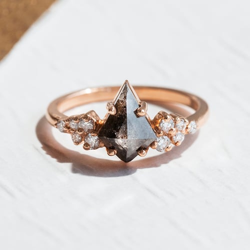 Ring mit einem Salt and Pepper Diamanten in Kite-Form Bret