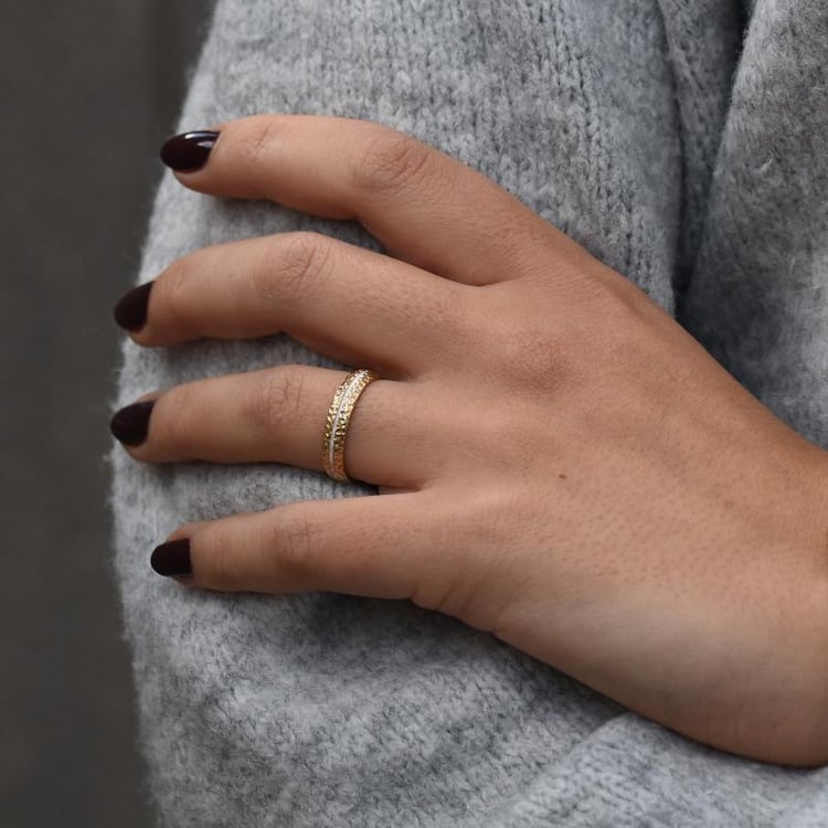 Damenring mit weißer Emaille auf dem Finger 50242