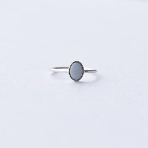 Minimalistischer Goldring mit ovalen Opal Plaire