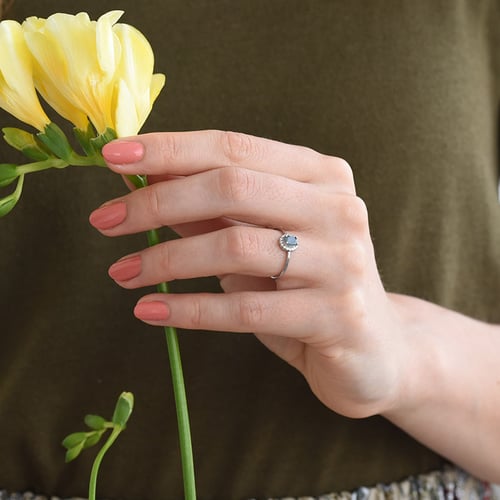 Halo-Ring mit Alexandrit und seitlichen Diamanten Avis