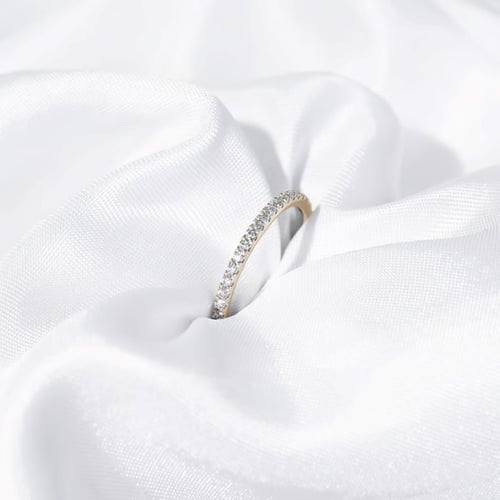 Eternity-Ring mit Lab Grown Diamanten aus Haselnussgold Oana