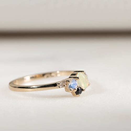 Cluster-Ring mit Opal, Saphir, Mondstein und Diamanten Elsa