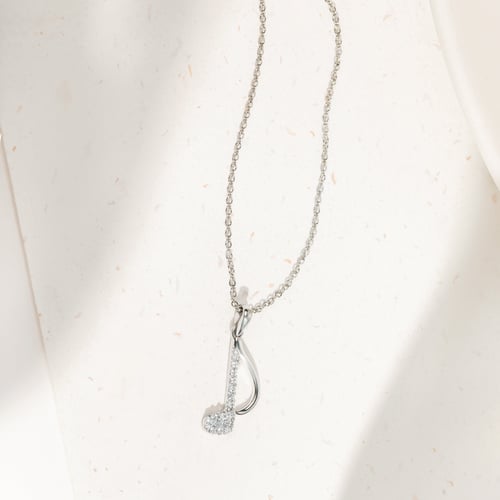 Anhänger aus Gold mit Lab Grown Diamanten in Form einer Note Bety