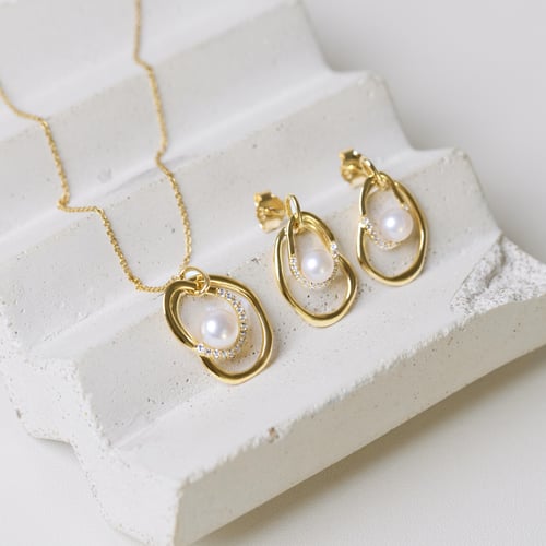 Silbernes Schmuckset mit Perlen und weißen Topasen Maral