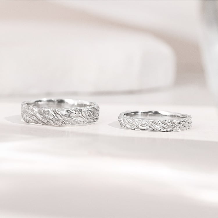 Goldene Eheringe mit unebener Oberfläche Zena 155662