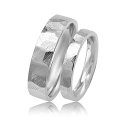 Moderne Eheringe aus Gold Laqen