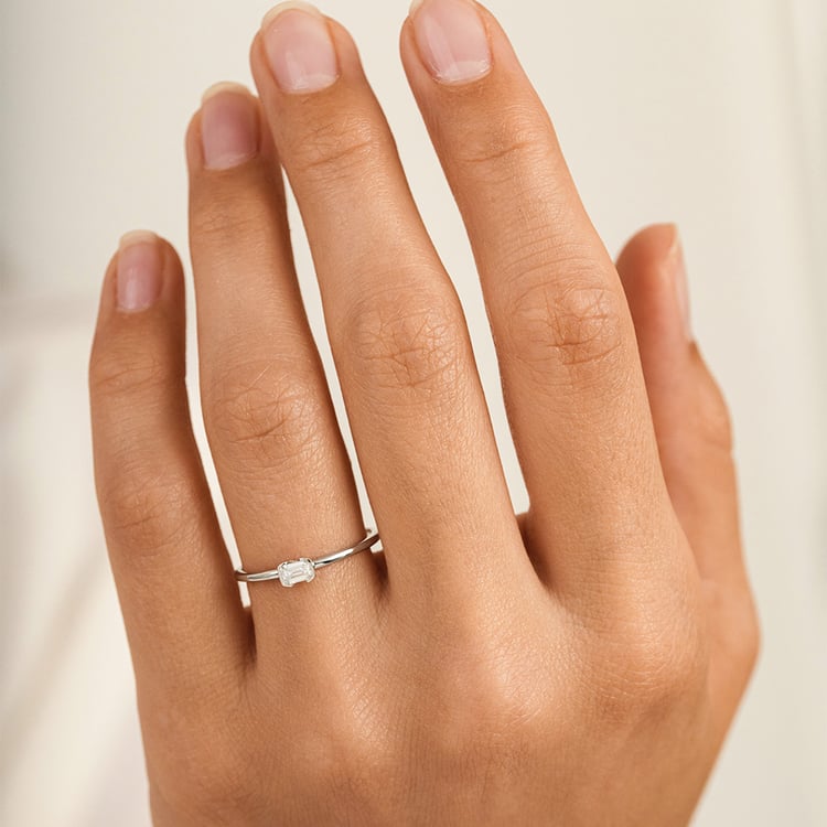 Minimalistischer Ring aus Silber mit einem Diamanten in Emerald-Form Henrik 162934