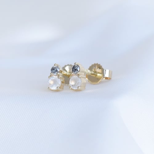 Ohrringe mit Mondsteinen und Salt und Pepper Diamanten Josse