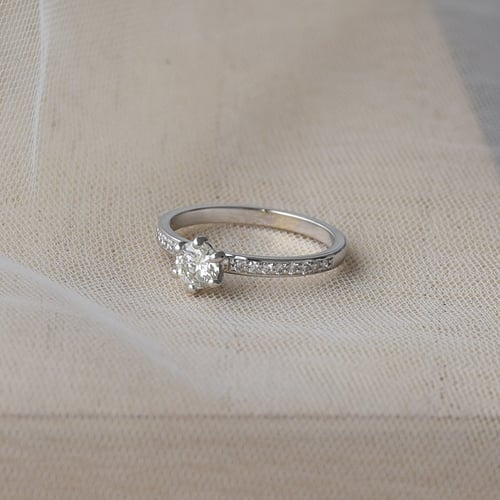Verlobungsring aus Gold mit Diamant im Solitär-Pave Stil Vanan