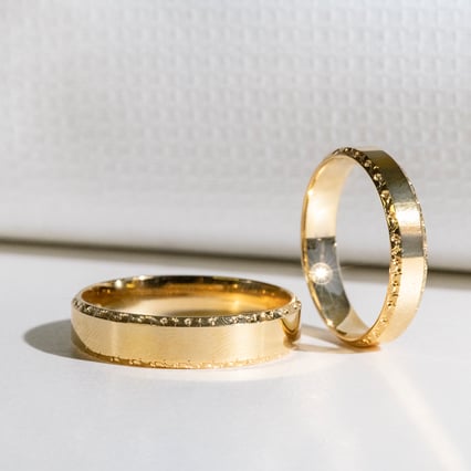 Goldene Eheringe mit einem verzierten Rand Rahim