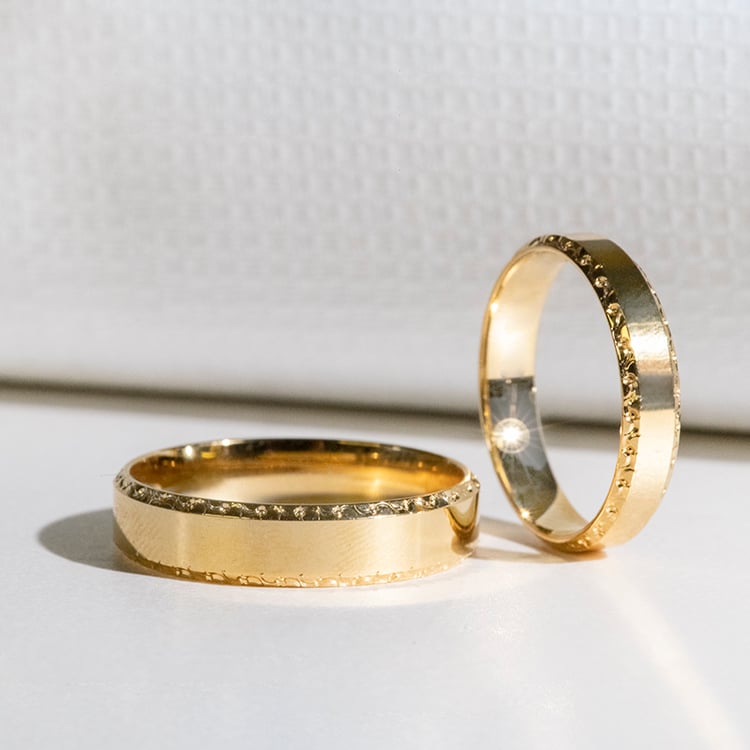 Goldene Eheringe mit einem verzierten Rand Rahim 114112