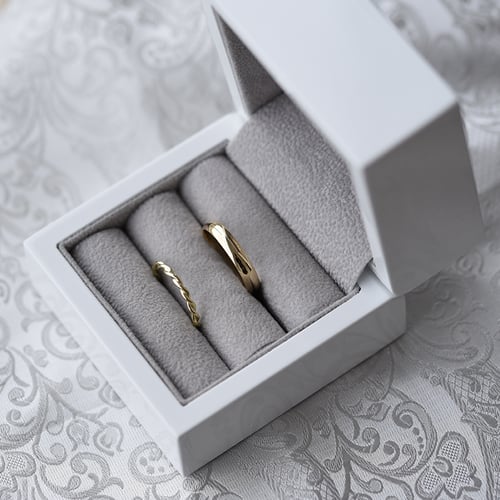 Untraditionelle goldene Trauringe mit Seilmotiv Aase