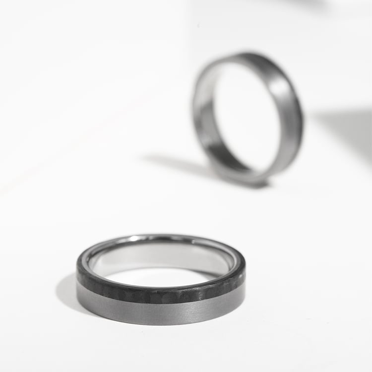 Eheringe aus Tantal mit Carbon und Diamanten Brett 123742