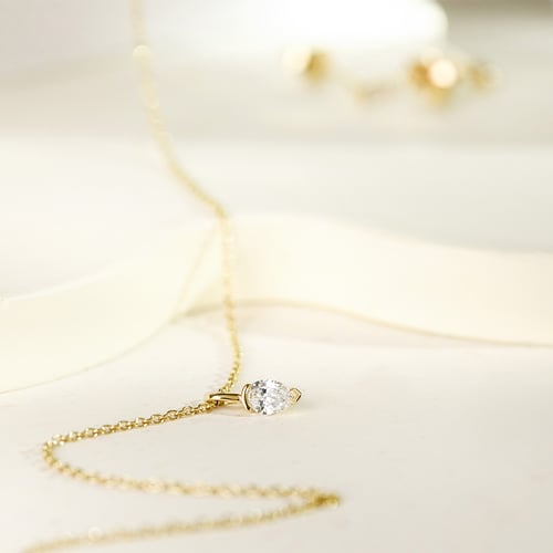 Minimalistischer Anhänger aus Gold mit einem Diamanten in Birnenform Malena