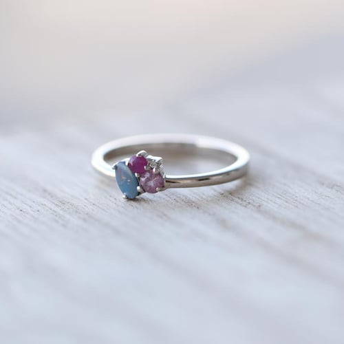 Goldener Cluster-Ring mit Opal, Rubin, Saphir und Diamant Bluma