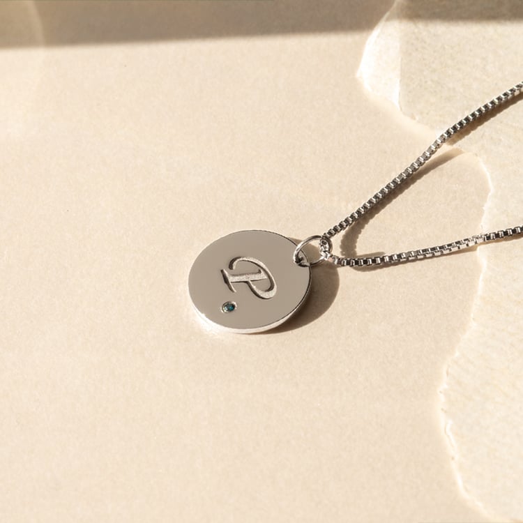 Platinanhänger mit blauem Diamanten und Gravur Cassius 139499